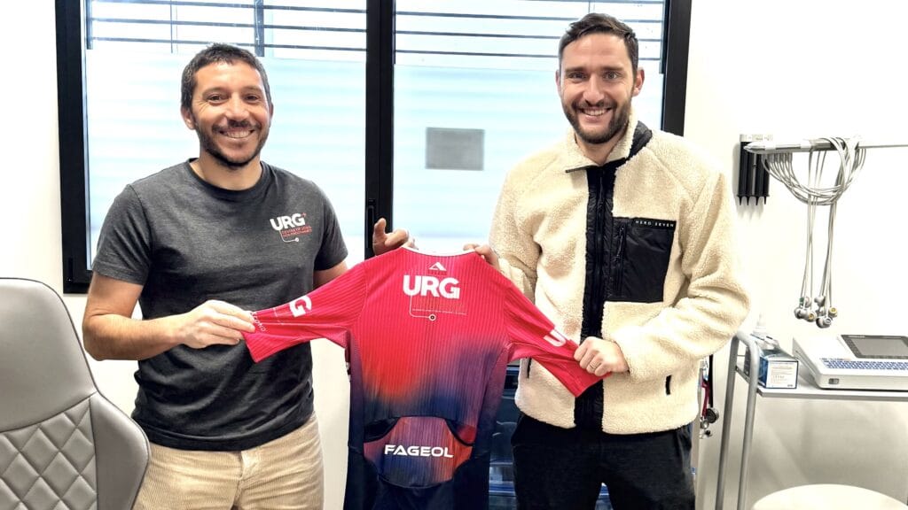 Stéphane BERGZOLL à gauche et Simon FAGEOL à droite tenant ensemble un maillot de sport.